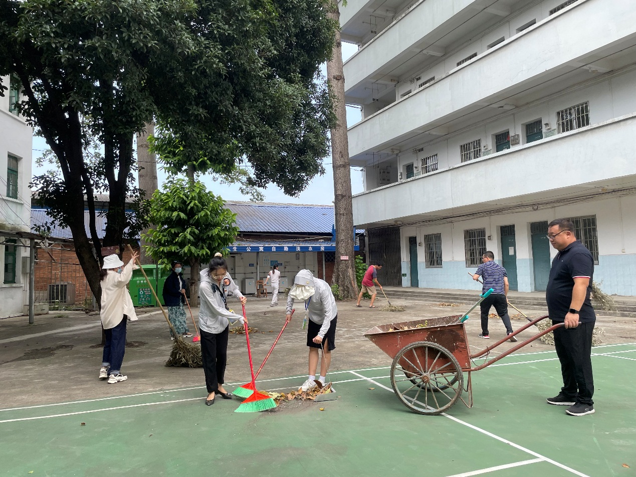 卷起袖子清校园，航海支部在行动