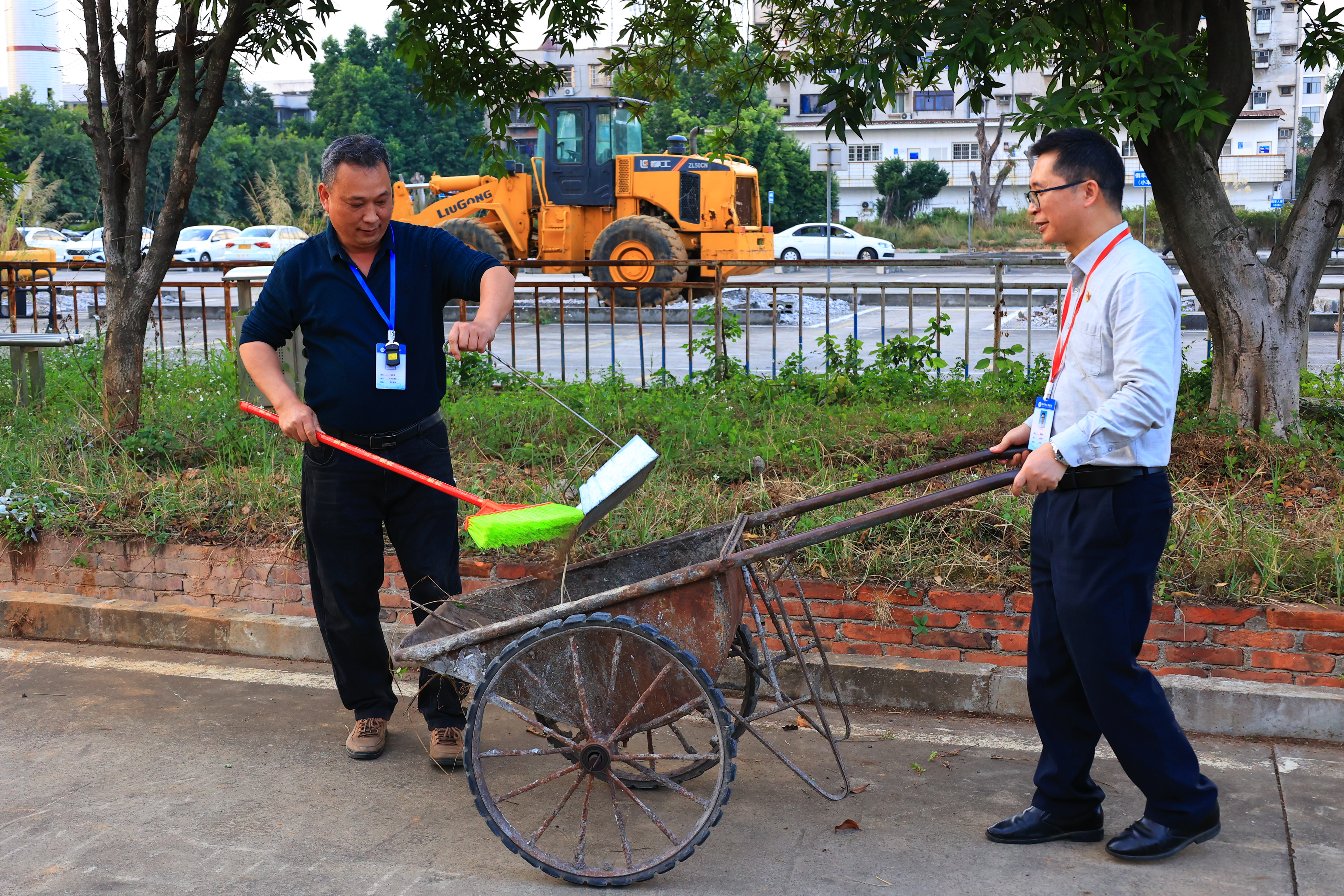 我校汽车工程系党支部开展“环保践于行，做文明表率”主题党日活动