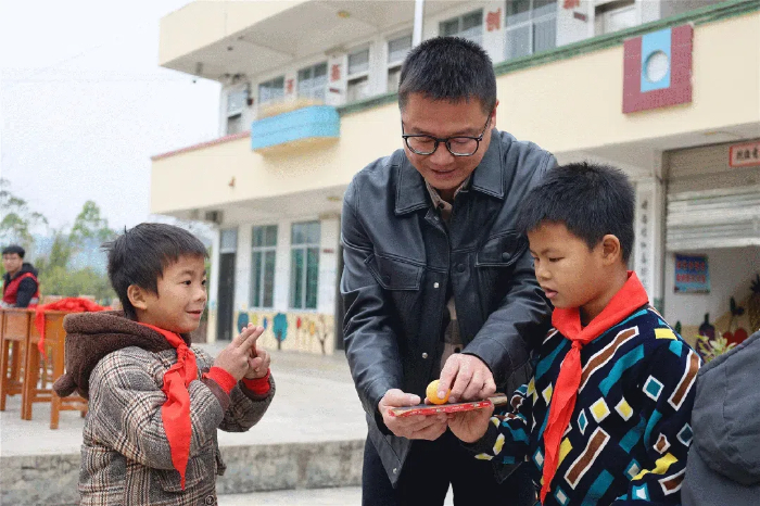  教育之光  照亮乡村 |  b2126jnh金沙路线登录首页地址到鹿寨县四排镇水头村小学开展捐赠慰问活动