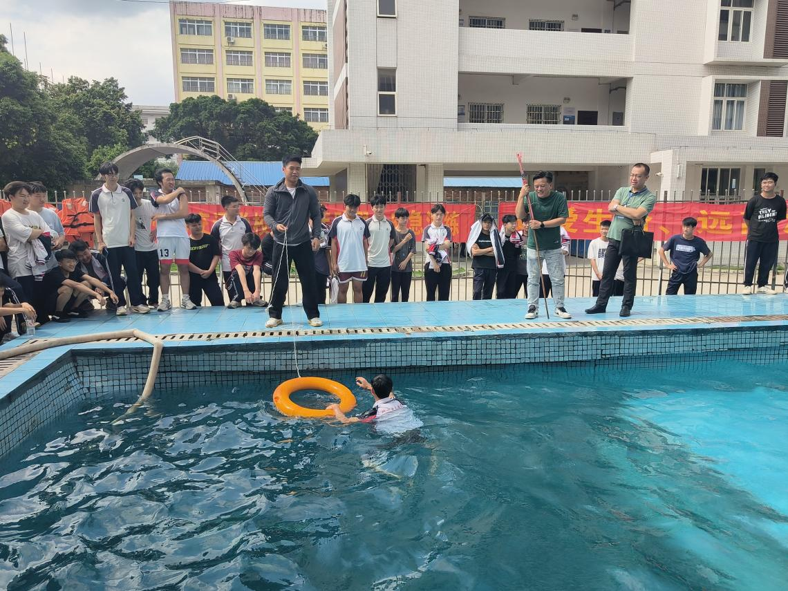 筑牢防溺水安全网，守护青春每一刻 —— b2126jnh金沙路线登录首页地址开展防溺水救生应急处置演练活动